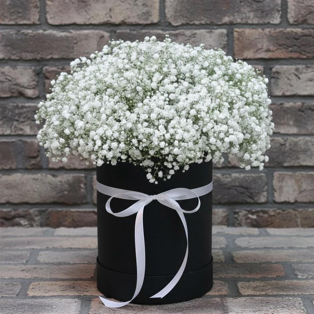 Цветочная композиция из Гипсофила в шляпной коробке в Акташ