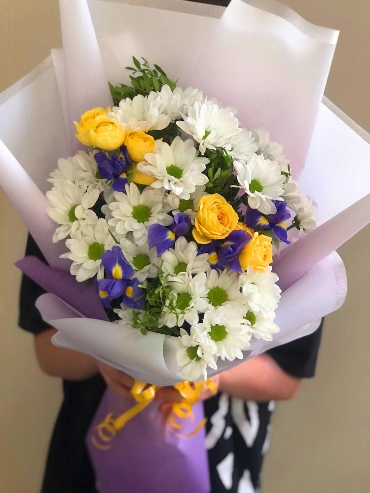 Букет цветов из: Ирисы, Хризантемы и Розы в Акташ