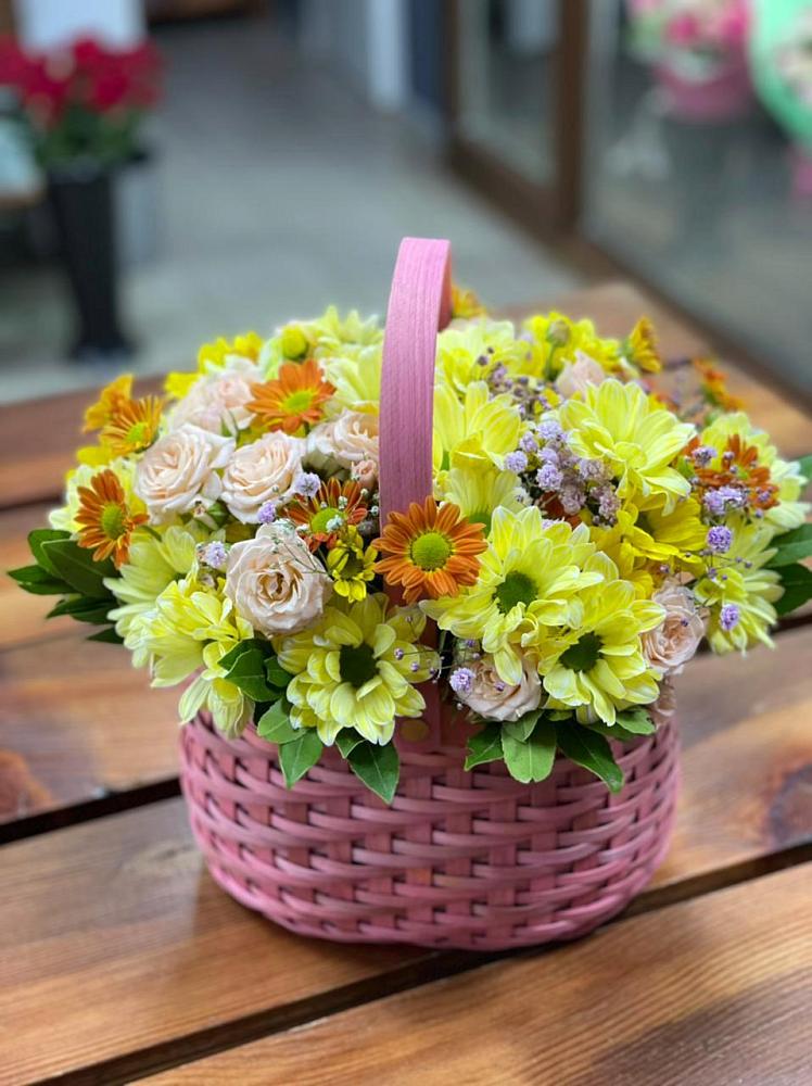 Цветочная композиция из Хризантемы и Розы в корзине в Акташ