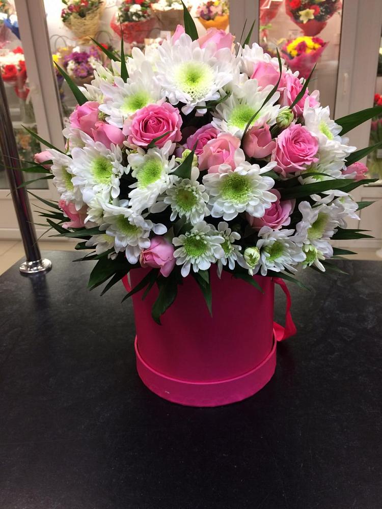 Цветочная композиция из Розы и Хризантемы в шляпной коробке в Акташ